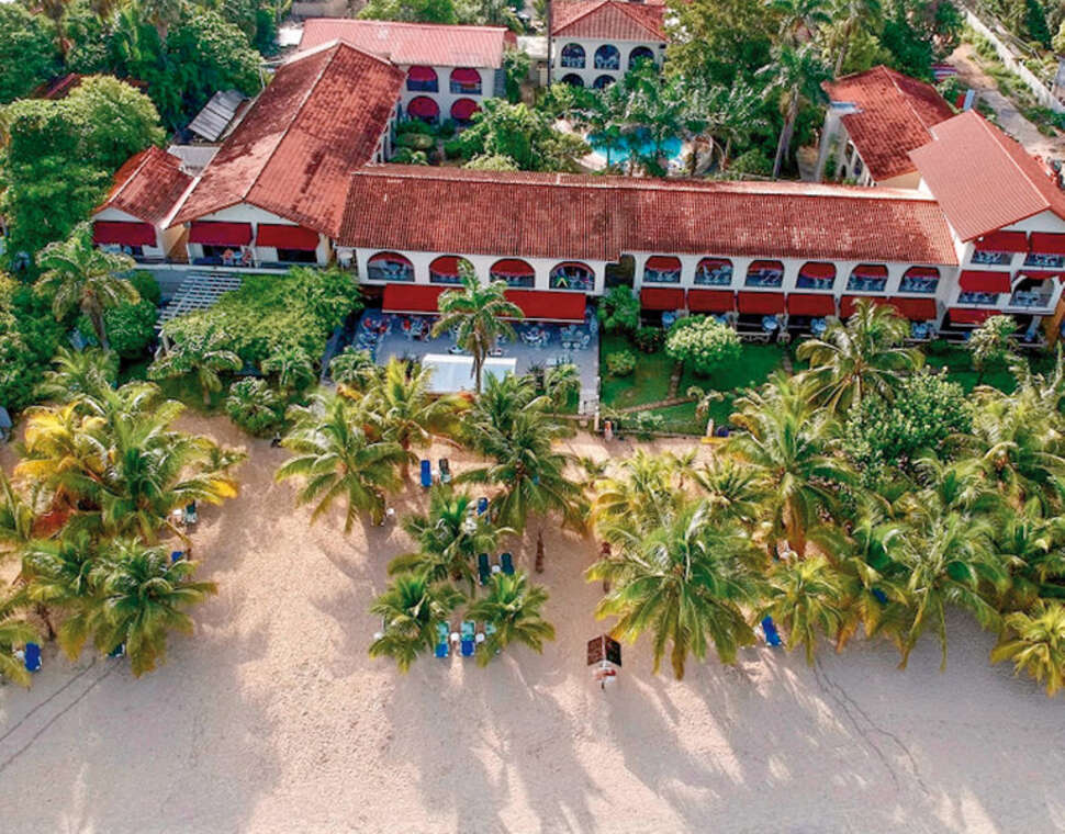 Een foto van de buitenkant van Hotel Charela Inn