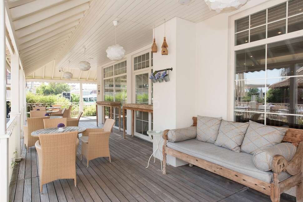 Een foto van het terras bij Hawaii Hotel