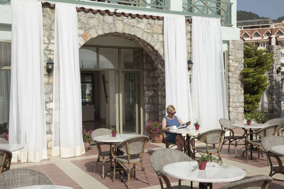Een foto van het terras bij Hotel Marti La Perla