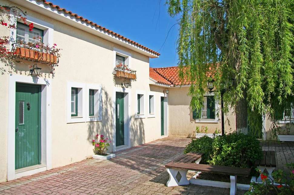 Een foto van de buitenkant van Mouikis Sun Village