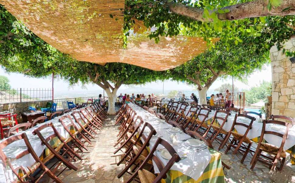 Een foto van het terras bij Hotel Arolithos Village