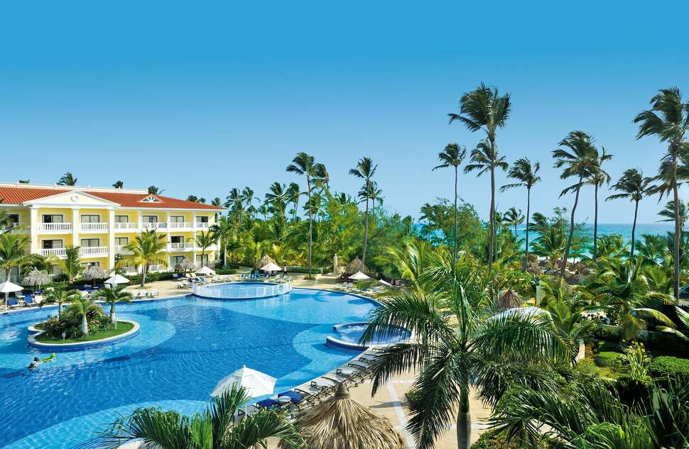 Een foto van het zwembad bij Luxury Bahia Principe Esmeralda