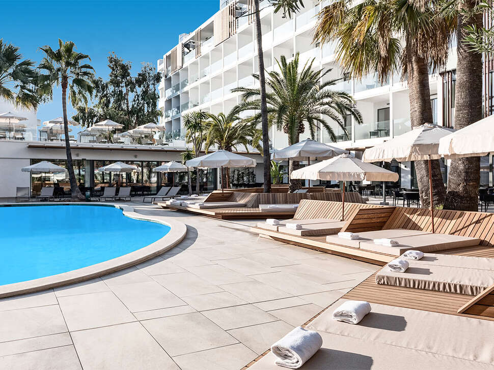Een foto van het zwembad bij Hotel Bordoy Alcudia Port Suites