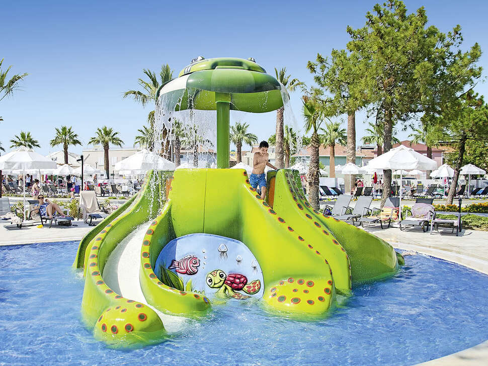 Een foto van het zwembad bij Palm Wings Beach Resort Kusadasi