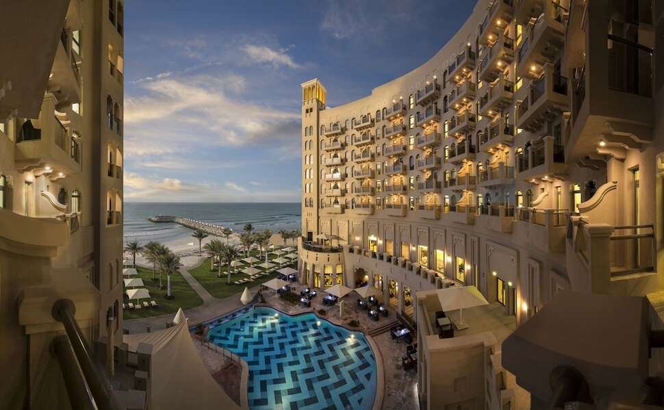 Een foto van de buitenkant van The Ajman Palace