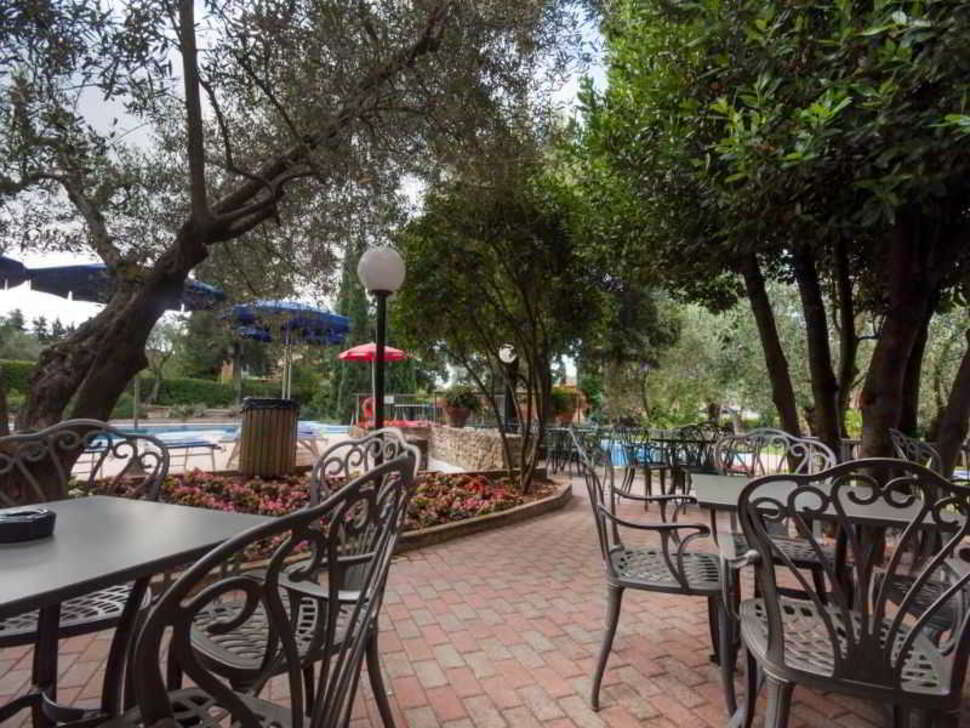 Een foto van het terras bij Hotel Villa Paradiso Village