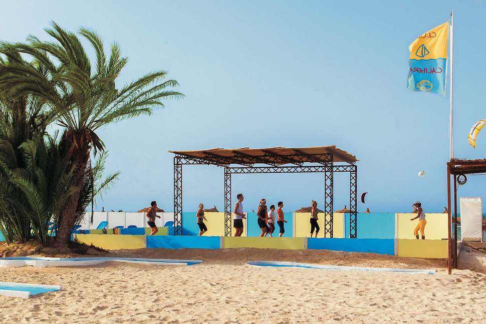Een foto van het strand bij Calimera Yati Beach