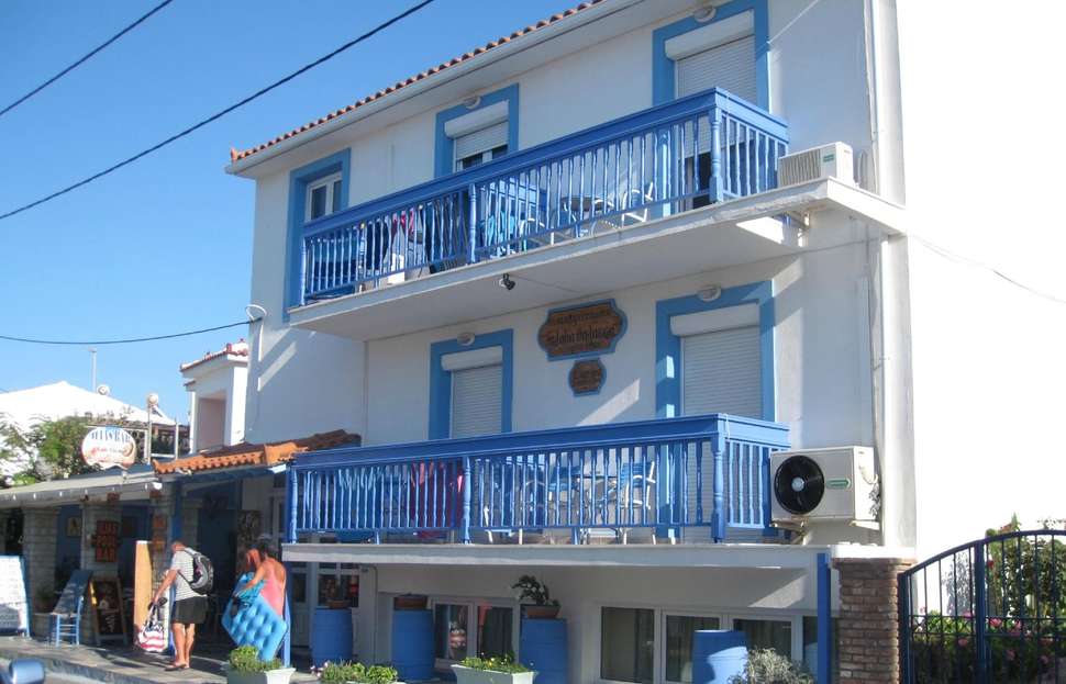 Een foto van de buitenkant van Blue Sea Hotel