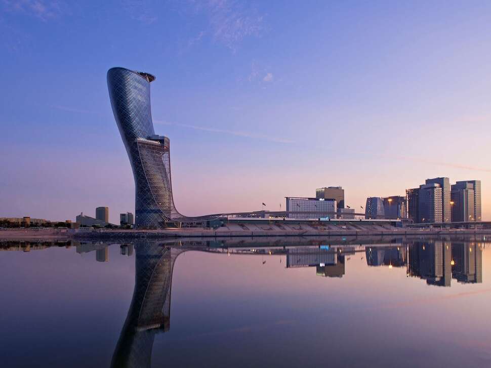 Een foto van de buitenkant van Andaz Capital Gate by Hyatt
