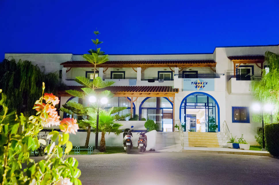 Een foto van de buitenkant van Hotel Tigaki's Star