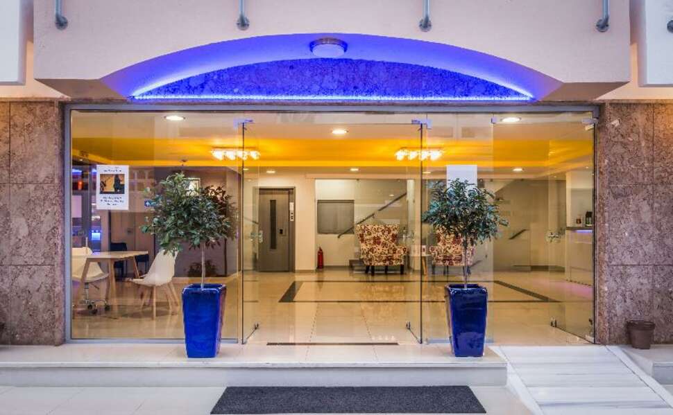 Een foto van de buitenkant van Sergios Hotel