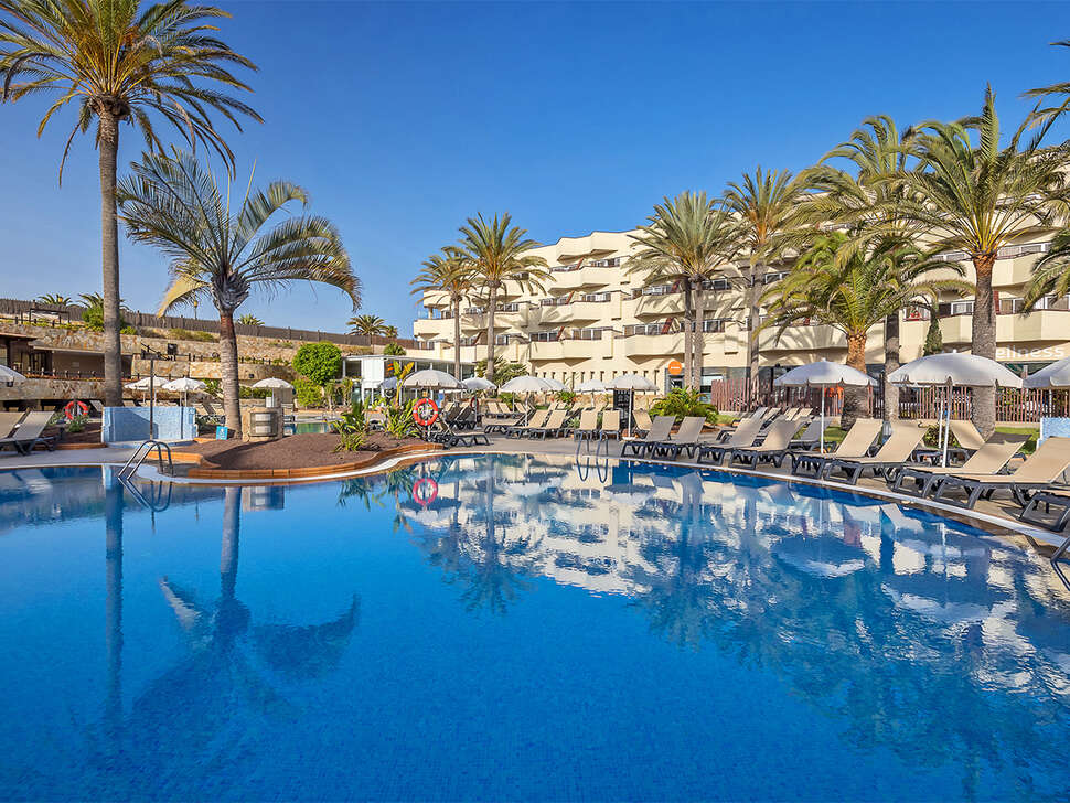 Een foto van het zwembad bij Barcelo Corralejo Bay