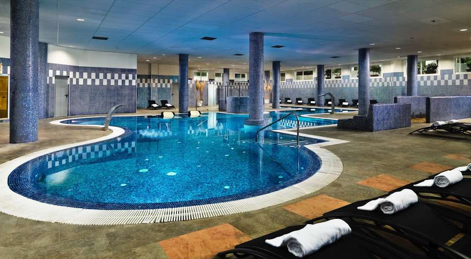 Ein Foto vom Pool im H10 Estepona Palace