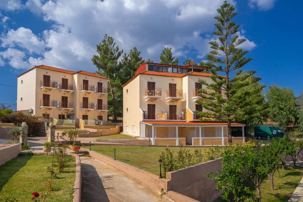 Ein Foto Karavados Beach Hotel