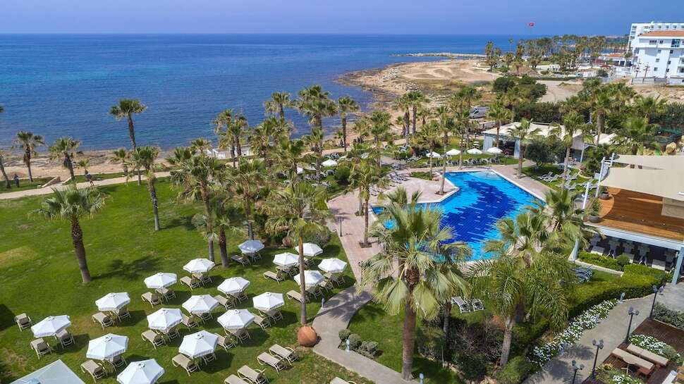 Een foto van de buitenkant van Aquamare Beach Hotel & Spa