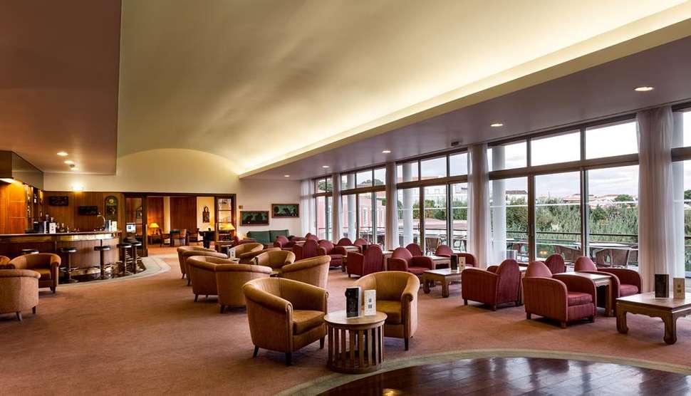 Een foto van het interieur van Terceira Mar Hotel