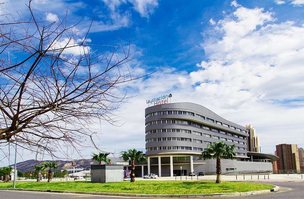 Een foto van de buitenkant van La Estacion Hotel