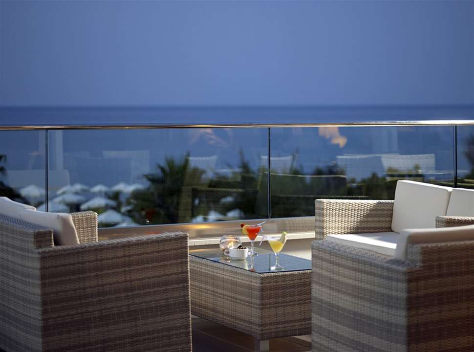 Een foto van het terras bij TUI Blue Atlantica Sea Breeze