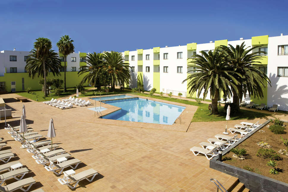 Een foto van het zwembad bij Hotel Livvo Corralejo Beach