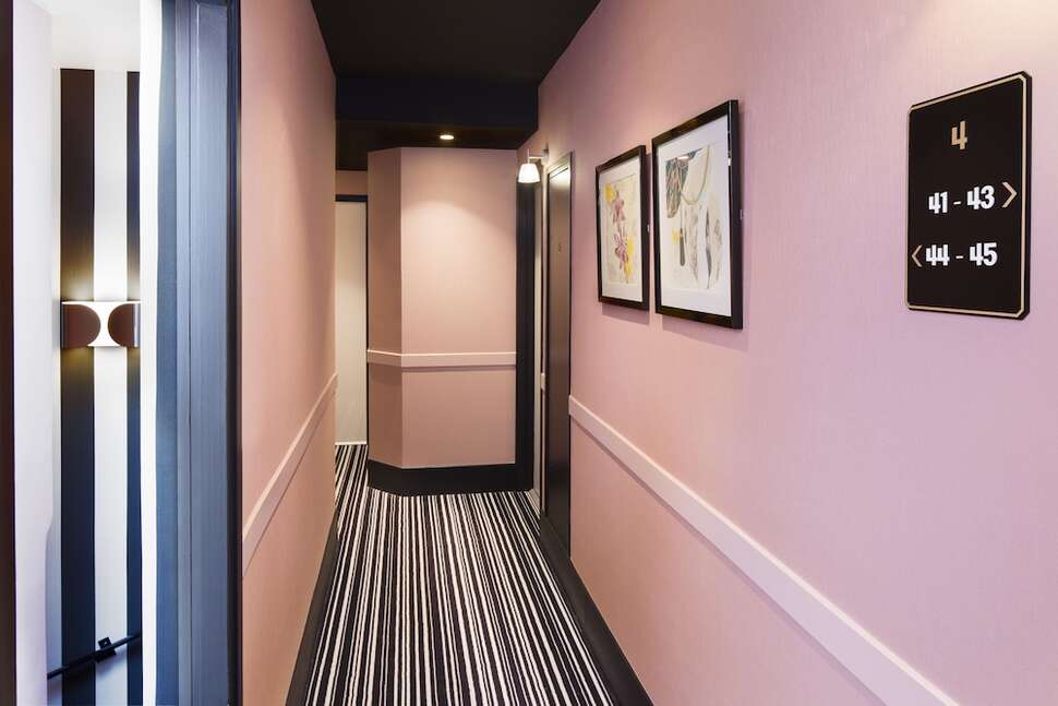 Ein Foto vom Innenbereich im Hotel Pastel Paris