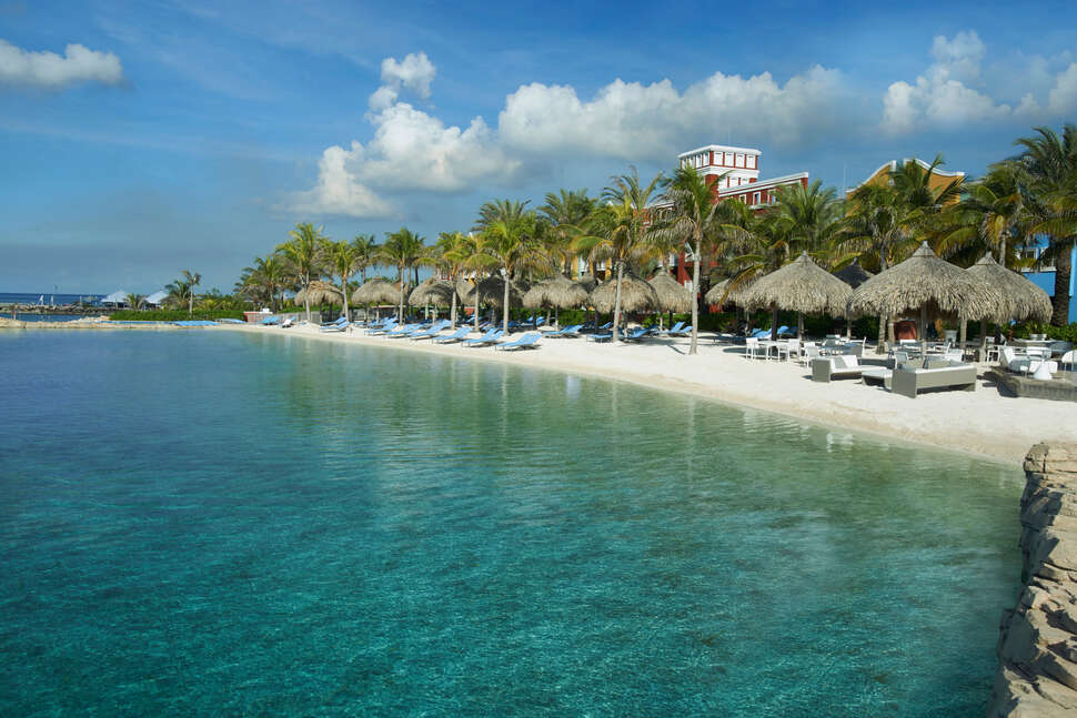 Ein Foto vom Pool im Renaissance Wind Creek Curacao Resort