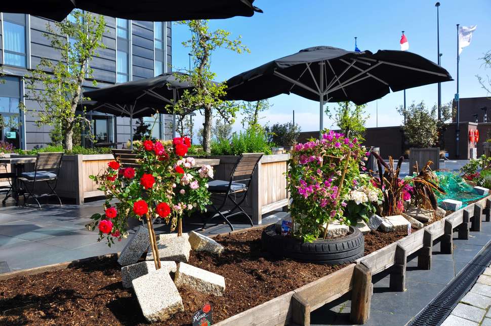 Een foto van het terras bij Four Elements Hotel Amsterdam