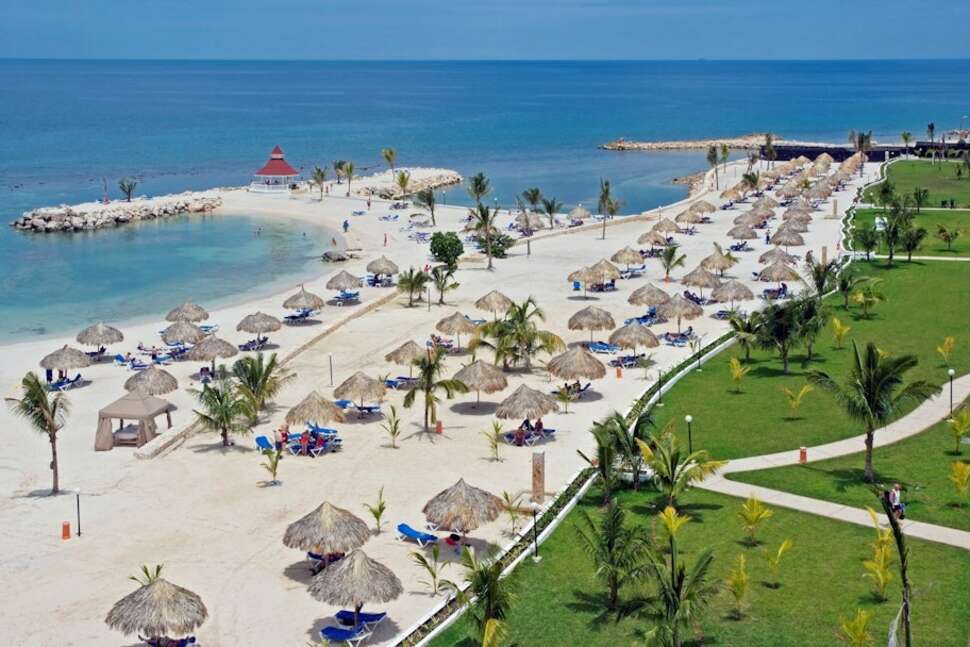 Een foto van het strand bij Grand Bahia Principe Jamaica