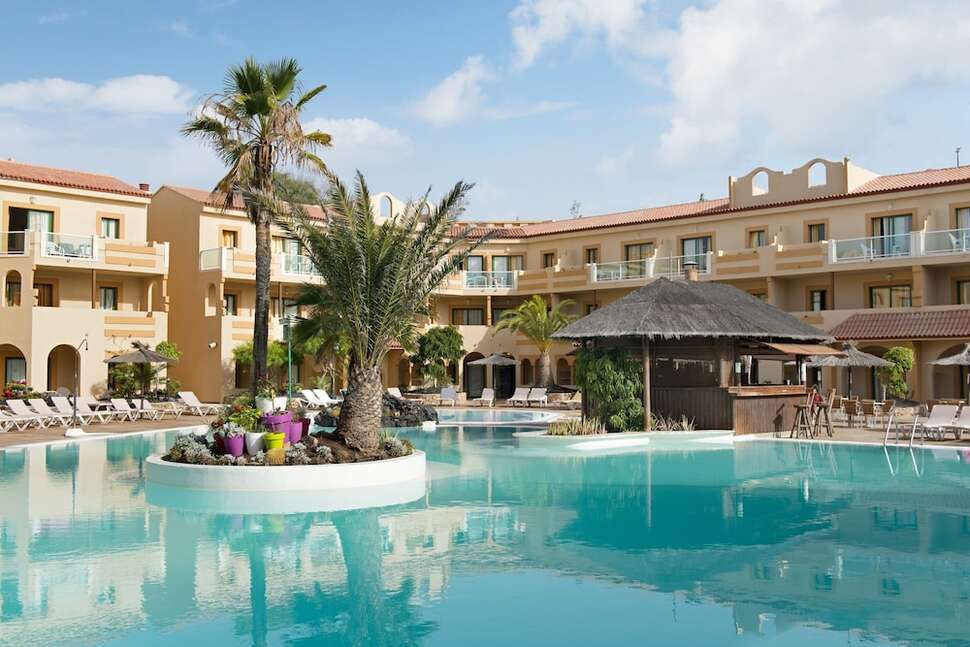 Een foto van het zwembad bij Elba Lucia Sport & Suite Hotel