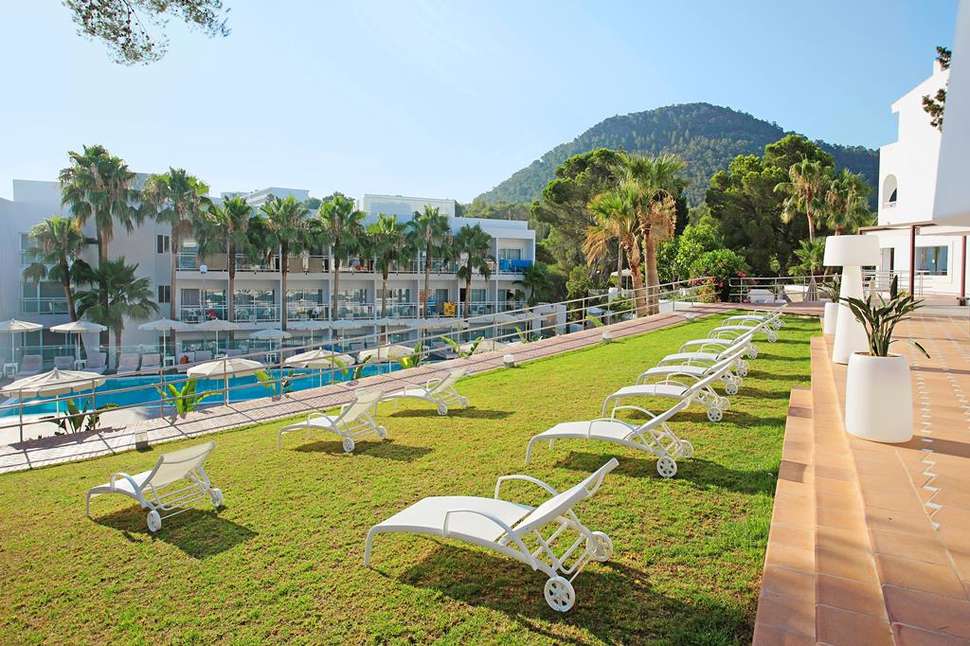 Een foto van het terras bij Grupotel Ibiza Beach Resort