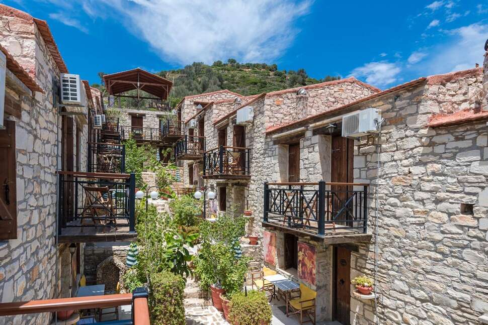 Ein Foto von der Außenansicht des Stone Village Petrino Horio
