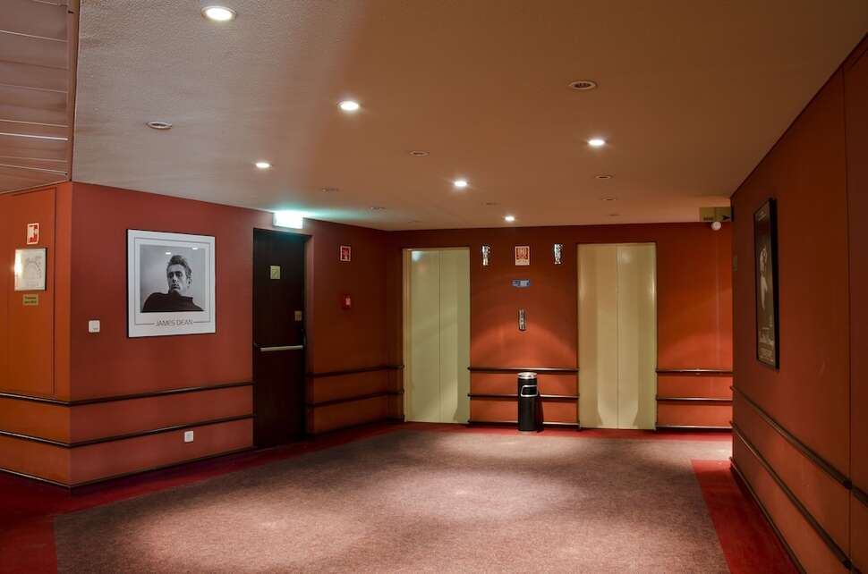 Een foto van het interieur van VIP Executive Eden Aparthotel