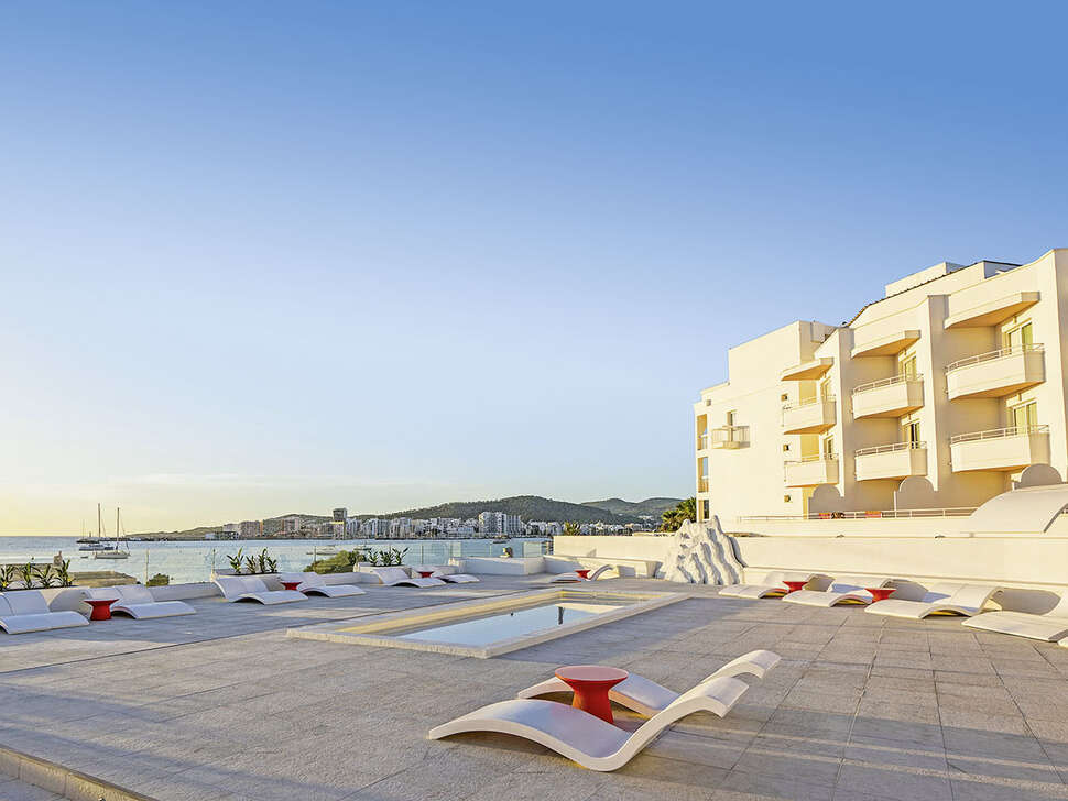 Een foto van het terras bij THB Naeco Ibiza