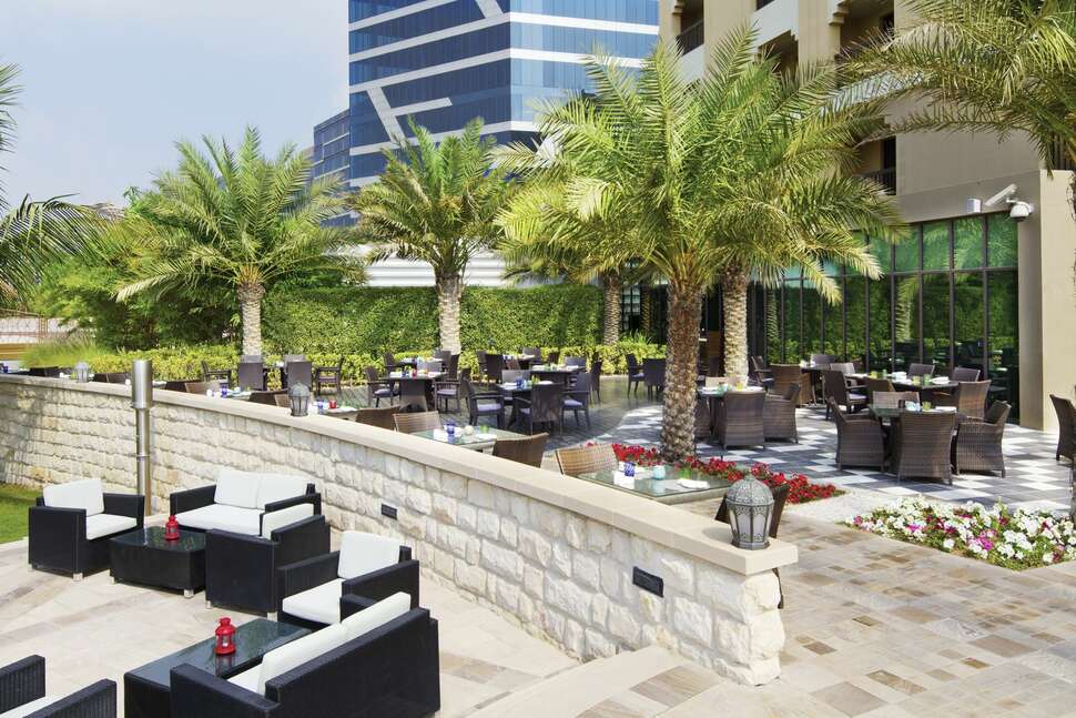 Ein Foto von der Terrasse im Traders Hotel Qaryat Al Beri Abu Dhabi