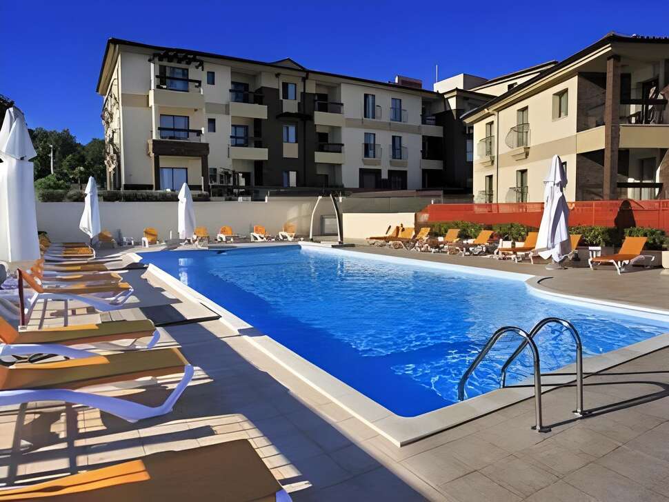 Een foto van het zwembad bij Blue Waves Resort