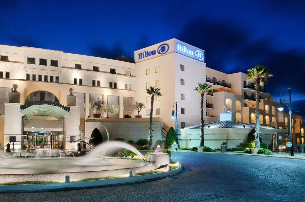 Ein Foto von der Außenansicht des Hilton Malta