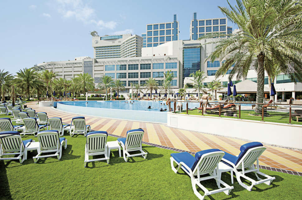 Een foto van het zwembad bij Beach Rotana