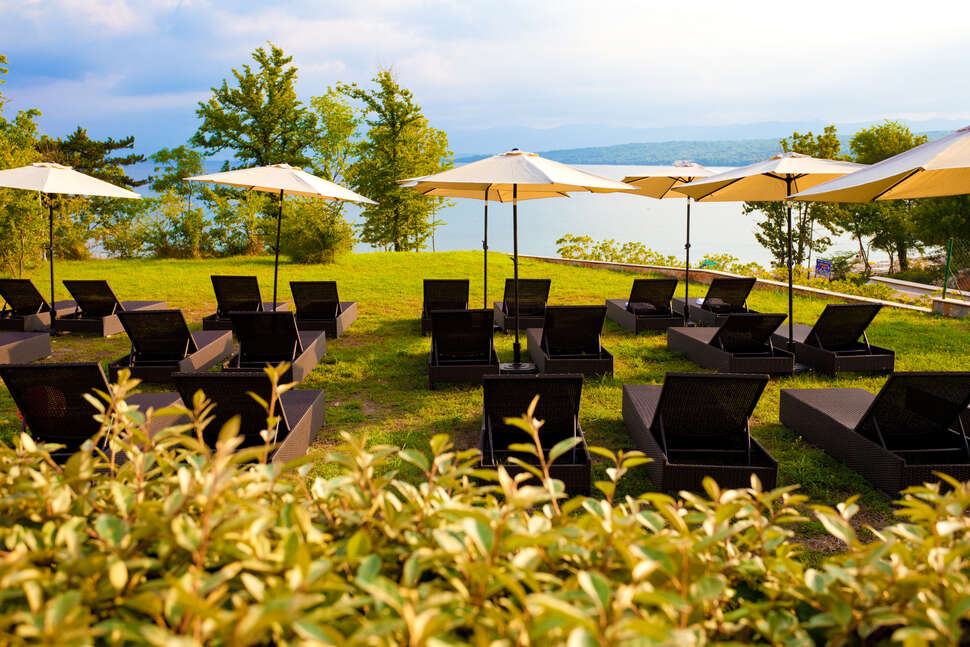 Een foto van het terras bij Blue Waves Resort
