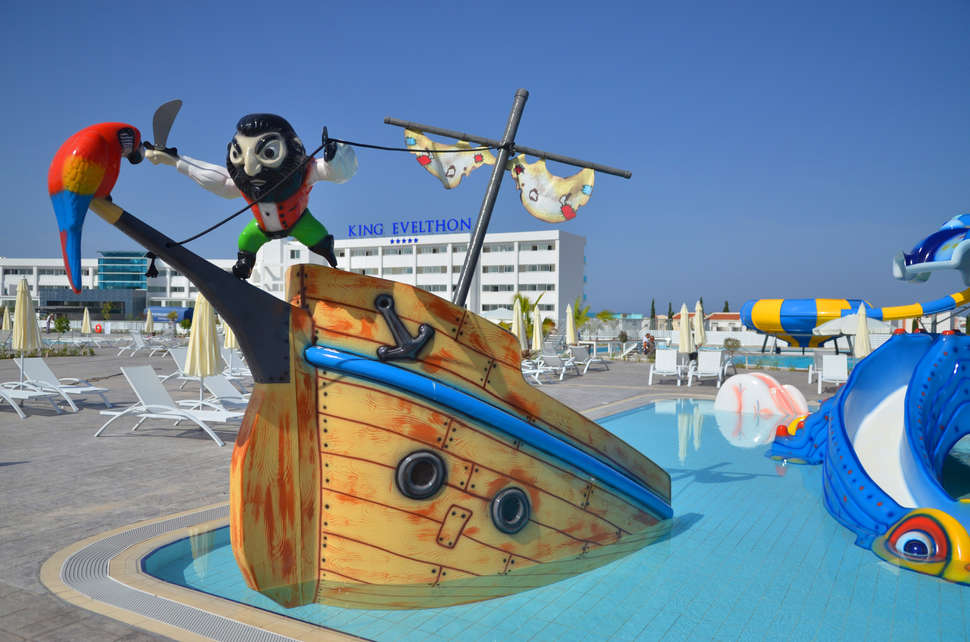 Ein Foto vom Pool im The King Evelthon Beach Hotel & Resort