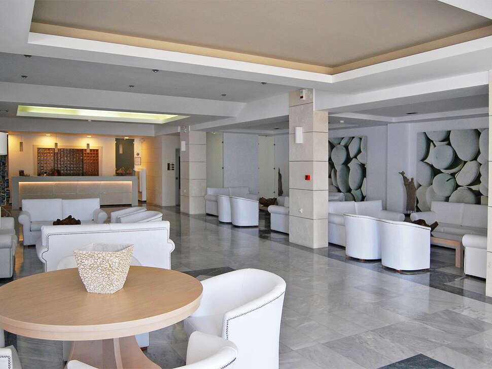 Een foto van het interieur van Semiramis Village Hotel