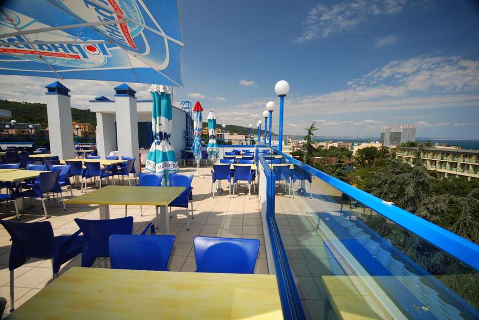 Een foto van het terras bij Hotel Aphrodite