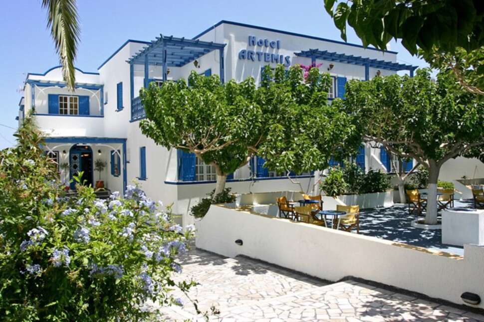 Ein Foto von der Außenansicht des Hotel Artemis Kamari
