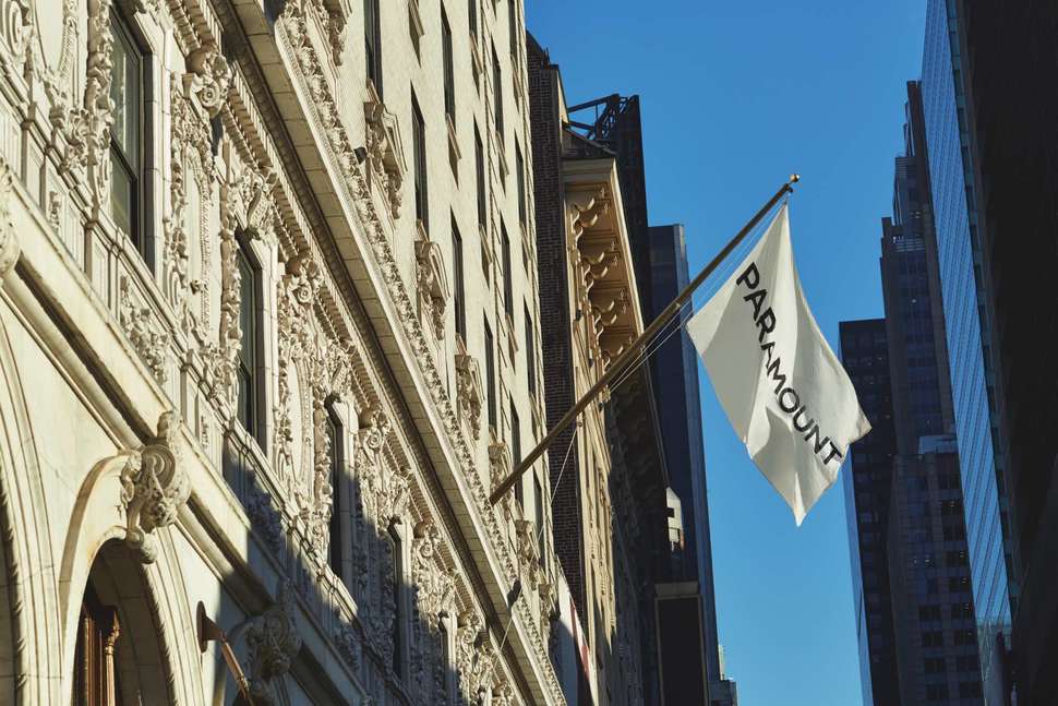 Een foto van de buitenkant van Paramount Hotel New York