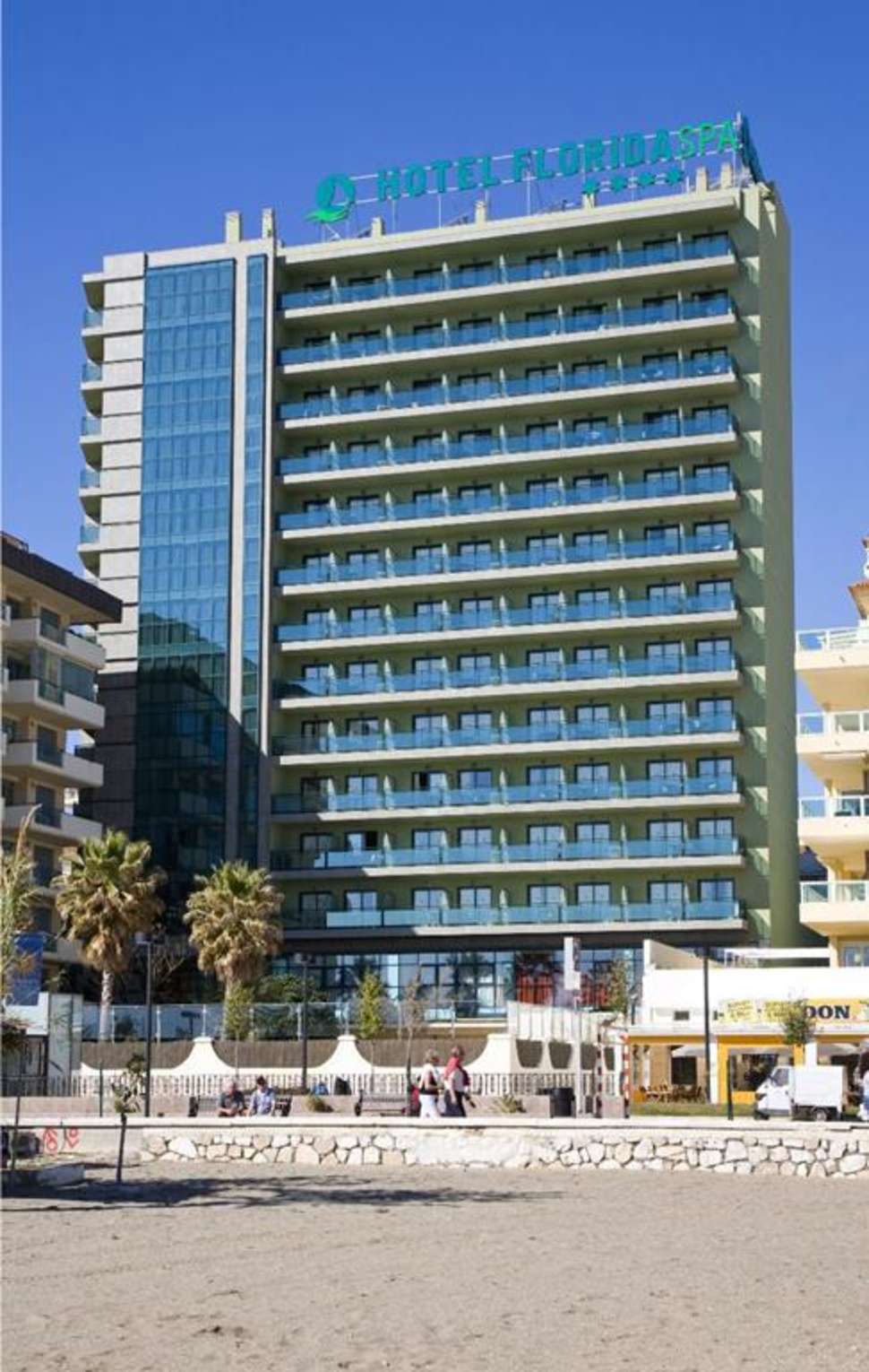 Een foto van de buitenkant van Leonardo Hotel Fuengirola