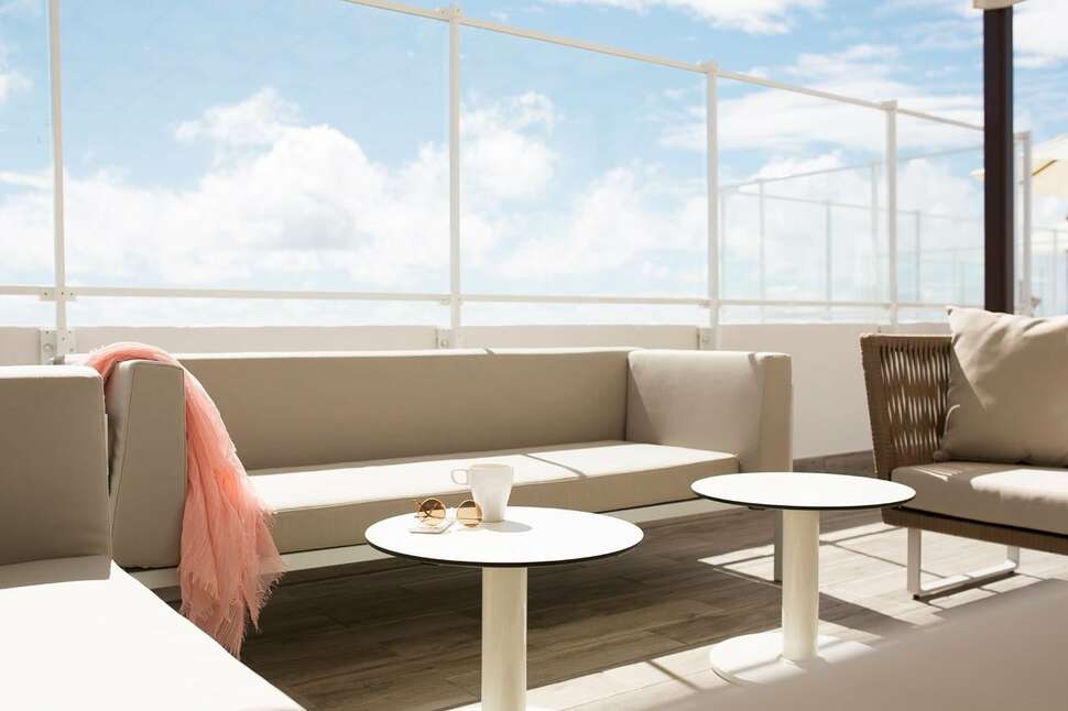 Een foto van het terras bij Hotel Coral Ocean View