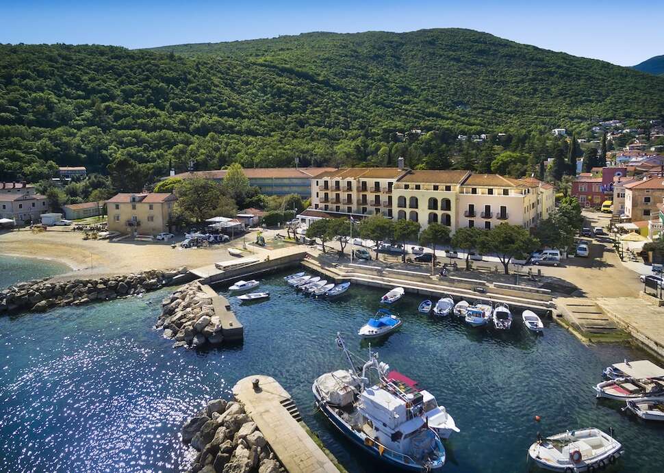 Een foto van de buitenkant van Hotel Mediteran