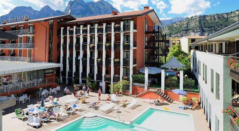 Een foto van het zwembad bij Club Hotel La Vela Torbole