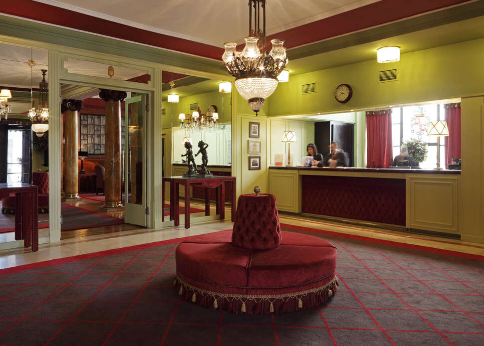 Een foto van het interieur van Grande Hotel Do Porto