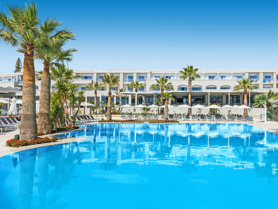 Ein Foto vom Pool im Mitsis Rodos Village Beach Hotel
