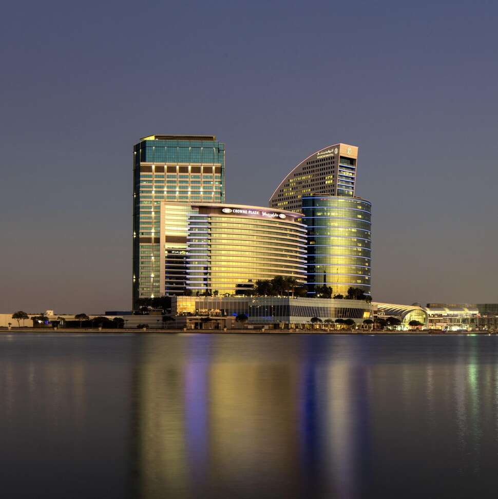 Een foto van de buitenkant van Crowne Plaza Dubai Festival City