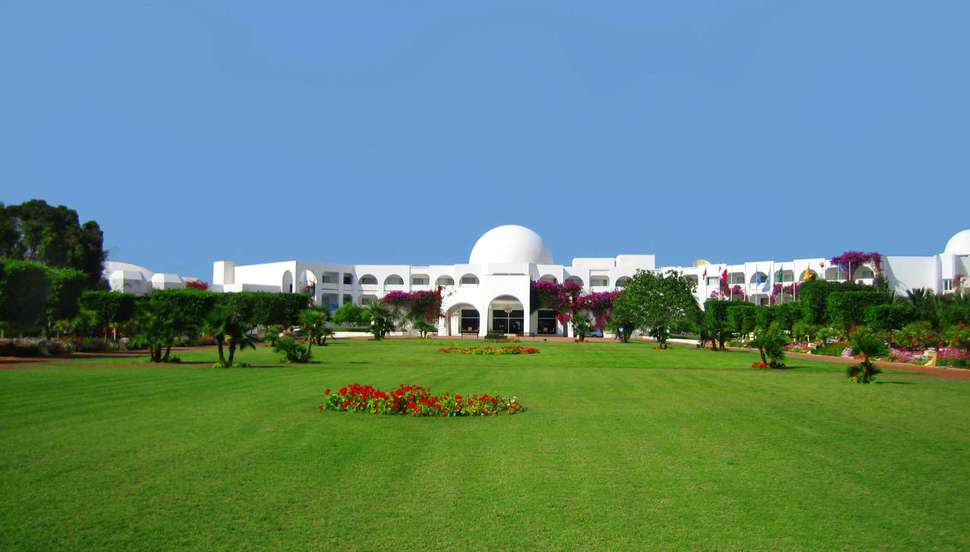 Een foto van het terras bij Djerba Plaza Thalasso & Spa